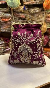 Hermosas Bolsas Potli Clásicas de Moda Casual con Patrón de Flores y Hojas de Seda, Bordadas con Zari y Moti Mala, Ideales para Bodas y Fiestas - Product Image 2