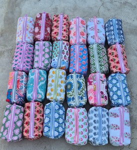 Pochette de voyage en coton pour femmes, personnalisée, faite à la main, avec monogramme floral matelassé, pour cosmétiques - Product Image 1