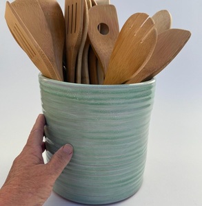 Elegante Portautensilios de Cerámica de Gres Verde Menta con Acabado Acanalado, de Alta Resistencia al Calor y Construcción Robusta para Cocina - Product Image 5