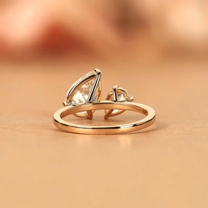 Anillo de compromiso de lujo para mujer en oro amarillo con diamante cultivado en laboratorio de corte pera, color E, marca Shivram Diamond, con certificado IGI, 2 piezas. - Product Image 2