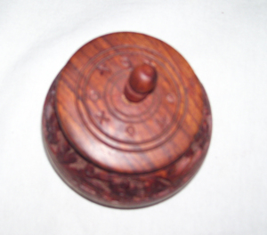 Hucha de madera maciza pulida hecha a mano, ecológica, con tapa decorativa y diseño tallado - Product Image 3