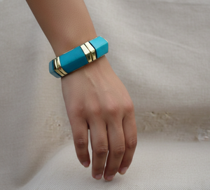 กำไลทองเหลืองและเรซิ่นทำมือ – กำไลข้อมือดีไซน์โดดเด่นพร้อมการฝังเรซิ่นสีฟ้าครามและแผ่นทองเหลืองสีทอง เครื่องประดับวินเทจขายส่ง - Product Image 3