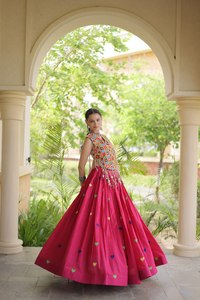 ชุดเลเฮนกาโชลีแบบพิเศษสำหรับงานนวราตรีจาก LAMOUNT DESIGNS ผ้าฝ้ายแท้เนื้อหนัก งานปักกระจกแท้ ความยาวระดับพื้น ทรงปกติ - Product Image 4