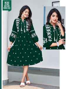 Venta al por mayor Heavy Reyon Slub Corset con bordado de lujo Sexy Western Wear Top Camisa de manga larga sin mangas diseñado en la India - Product Image 2