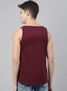 Camiseta sin mangas para hombre, color granate, con estampado Namaste Beaches, cuello redondo, estilo casual, 100% algodón, transpirable, tejido de punto, logotipo frontal - Product Image 3