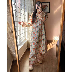 Ensemble de femmes de créateur imprimé et brodé pour un look de fête - Product Image 2