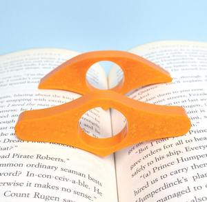 Marque-page en résine au design moderne pour les amateurs de livres - Product Image 1