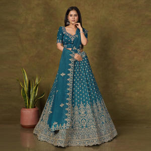 ชุดเลเฮนกาโชลีผ้าไหมเนื้อกรุบกรอบ พร้อมงานปักทั่วตัวอย่างละเอียด กระโปรงมีชายเสื้อประณีต จับคู่กับเสื้อท่อนบนที่เข้าชุดกัน และผ้าคลุมไหล่ที่พลิ้วไหว - Product Image 3