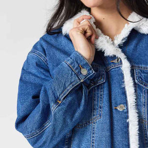 Veste en jean vintage pour femme avec doublure en fausse fourrure, coupe ample, boutonnée, style décontracté, couleur unie, effet délavé et vieilli, idéale pour l'automne - Product Image 4