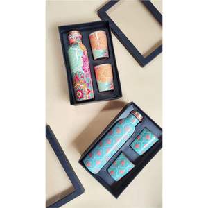 Ensemble de bouteilles d'eau en cuivre Indigo Floral avec deux gobelets en cuivre assortis, vaisselle ayurvédique réutilisable pour un usage quotidien - Product Image 2