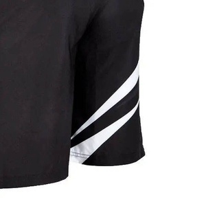 Shorts de MMA noirs pour hommes avec bandes diagonales blanches, en polyester respirant, coupe classique, vêtements de sport - Product Image 2