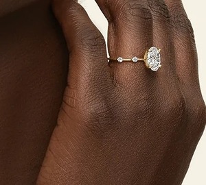 Bague de fiançailles en or jaune 18 carats avec diamant ovale cultivé en laboratoire |   Bague de mariée de luxe avec pierres latérales - Product Image 4