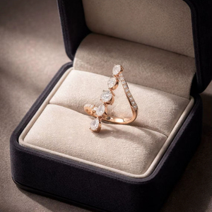 Anillo de Oro de 14 Quilates con Engaste de Diamantes en Forma de Pera y Redondos en Espiral Infinita, Chapado en Oro de 14K - Product Image 3