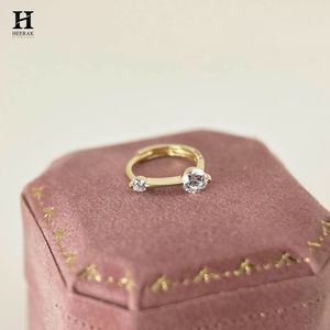 Pendientes Minimalistas de Oro de 14K con Dos Piedras, Tipo Huggie, con Diamantes Redondos Graduados, Pendientes Delicados de Línea Fina, Joyería Fina - Product Image 6