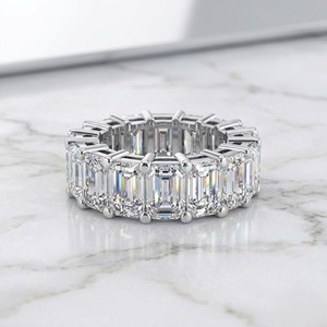 Bague Éternité Large de Luxe Plaqué Or 14K avec Diamants de Laboratoire Taille Émeraude 13.60 CTW - Product Image 2