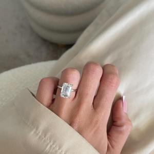 Anillo de Diamante Cultivado en Laboratorio con Corte Esmeralda de 2.7 Quilates, Anillo Solitario en Oro de 18K, Diseño Elegante y Minimalista, Certificado IGI F - VVS2 - Product Image 1