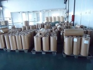 Rouleau <span class=keywords><strong>de</strong></span> <span class=keywords><strong>film</strong></span> rétractable personnalisé en PVC/PVDC pour un emballage sécurisé des bouteilles, <span class=keywords><strong>film</strong></span> haute transparence, prend en charge les logos, les couleurs, les tailles et la perforation - Product Image 6