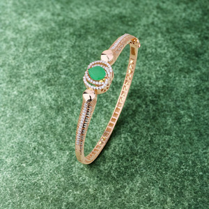 Elegante Brazalete de Oro Rosa para Mujer con Piedra Verde en el Centro, Brazalete de Diseño, Joyería de Moda Femenina, Ligero y Chic - Product Image 2