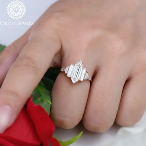 Bague Classique Femme Charm Jewells en Moissanite Taille Coussin Trois Pierres Plaqué Or 18K Sertissage à Griffes Certifiée IGI - Product Image 4