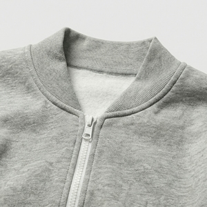 Conjunto Deportivo Gris y Negro de Alto Rendimiento, Conjunto de Sudadera Reflectante para Entrenamiento |   Fabricante de Ropa Deportiva de Alto Rendimiento OEM - Product Image 5