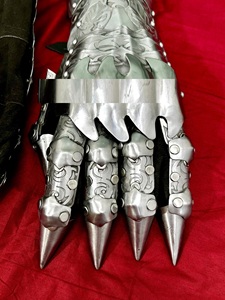 Guantes de Caballero con Grabado de Rey Brujo Medieval y Wraith – Guantes de Rey Brujo Nazgûl – Armadura de Mano Metálica para Cosplay de Fantasía - Product Image 1