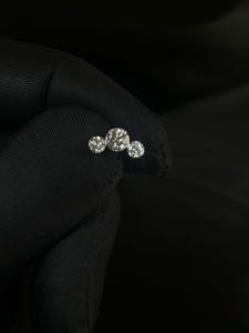 Delicado Pendiente de Concha de Oro de 14K con Diamante Cultivado en Laboratorio y Engaste Invisible en Curva Abierta - Product Image 4