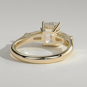 Bague de fiançailles en or jaune 14 carats pour femme, diamant taille émeraude 2 carats, couleur F, pureté VS1, certifié IGI, avec diamants baguette effilés - Product Image 2