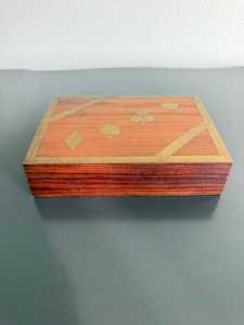 Caja de Almacenamiento de Cartas de Juego Rectangular de Madera Hecha a Mano, con Dos Compartimentos, Diseño con Incrustaciones de Latón, Elegante Organizador de Decoración para el Hogar - Product Image 6