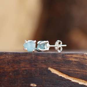 ต่างหูเงินแท้ประดับพลอยอะความารีนดิบสำหรับผู้ที่เกิดเดือนมีนาคม เครื่องประดับมินิมอล - Product Image 3