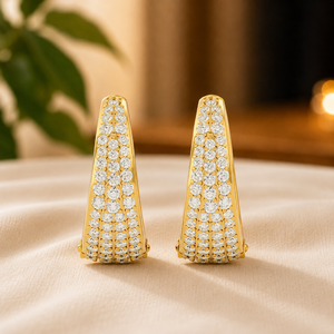 Boucles d'oreilles créoles en or jaune plaqué 18 carats avec diamants ronds brillants et moissanite triangulaire, pour femme, idéales pour mariage - Product Image 1