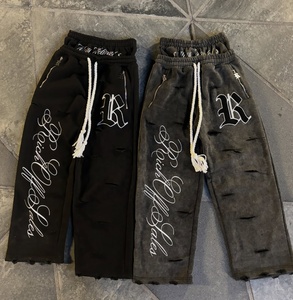Pantalones de chándal de forro polar grueso de alta calidad al por mayor para hombre con bordado de chenilla personalizado, parche gótico, bolsillo con cremallera y cordón con flecos - Product Image 1
