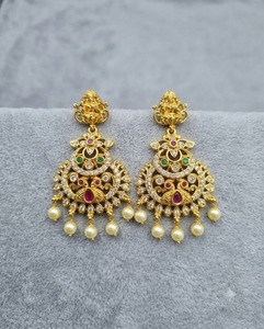 Pendientes de diseñador con diseño de la diosa Laxmi, con incrustaciones de diamantes americanos y perlas colgantes, estilo tradicional del sur de la India para bodas. - Product Image 3