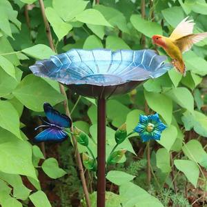Décoration de jardin extérieure en métal en forme de fleur et d'oiseau avec motif papillon et fleur bleue, résistante aux intempéries - Product Image 3