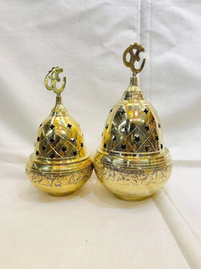 Quemador de incienso metálico equilibrado que proporciona una distribución uniforme del calor para una liberación de fragancia suave y duradera. - Product Image 4