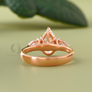 Bague de fiançailles de luxe en or jaune avec diamant de laboratoire en forme de poire de 1,55 ct, sertie de trois pierres, pierres latérales en forme de poire, et pierres en forme de goutte d'eau - Product Image 3