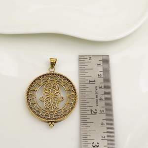 Pendentif main de Hamsa plaqué or, design religieux islamique, en alliage de zinc, bijou unisexe tendance - Product Image 3