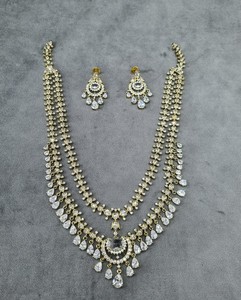Ensemble de collier long à motif goutte d'eau double couche avec boucles d'oreilles assorties, bijoux ethniques de mariée plaqués or antique traditionnels - Product Image 3