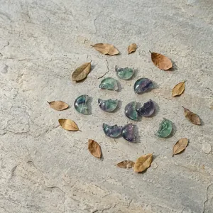 Colgante de Fluorita Natural Tallado en Forma de Media Luna 12x18mm con Juego de Colores Verde y Morado - Product Image 5