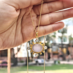 Collar artesanal de calcedonia rosa con colgante de cuarzo opalita con diseño de rayos de sol, chapado en oro de 18k sobre latón. - Product Image 4