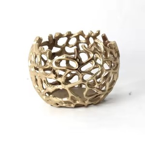 Cuenco de Servir de Aluminio Fundido Hecho a Mano, Diseño Minimalista, Acabado Dorado Pulido con Asa Negra para Servir Alimentos y Regalos - Product Image 6