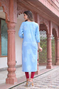 ชุดคุर्ตาผ้าฝ้ายแคมบริคสีน้ำเงินสำหรับผู้หญิง ตกแต่งด้วยเลื่อมและงานปักดิ้น คอทรงกลม แขนสามส่วน ออกแบบมาเพื่อการสวมใส่แบบชาติพันธุ์ระดับโลก - Product Image 4