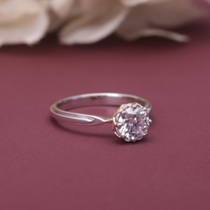 Anillo de compromiso solitario con diamante cultivado en laboratorio certificado por IGI, oro de dos tonos blanco/rosa y amarillo de 14 quilates con halo oculto para mujer - Product Image 2