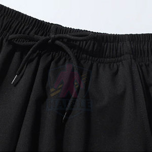 บริการ OEM ชุดเสื้อยืดและกางเกงขาสั้นผู้ชายสำหรับฤดูร้อน ลายเรียบ เอวยางยืด เป็นมิตรกับสิ่งแวดล้อม ระบายอากาศได้ดี คุณภาพสูง - Product Image 4