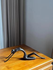 Sculpture minimaliste en laiton noir, figurine idéale pour la décoration des espaces de yoga et de méditation, fabriquée à la main en Inde - Product Image 3