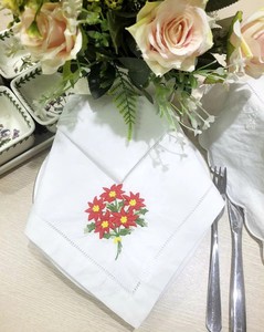 Serviettes de table en coton brodées personnalisées, motif poinsettia classique, réutilisables, durables, lavables, avec ourlet festonné, pour mariages et fêtes - Product Image 1