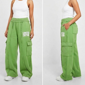 Pantalones de chándal cargo para mujer con bordes sin rematar, de ajuste holgado informal, de largo completo, con cintura elástica media, estampados, de tejido grueso, con dobladillo oversize y efecto desgastado - Product Image 5