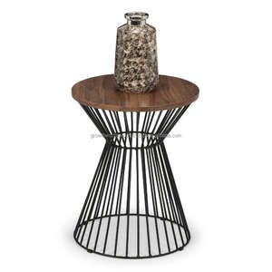 Lámpara de Mesa Jersey |   Mesa Auxiliar de Madera Maciza con Acabado en Nogal |   Mesa Auxiliar Moderna para Sala de Estar o Dormitorio con Almacenamiento y Panel Elevado, Último Modelo - Product Image 1