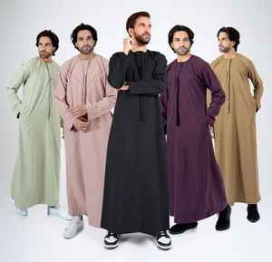 Túnica omaní para hombre |   Elegante Kandura Thawb Bordado |   Túnica Árabe Tradicional Artesanal, Transpirable, Vintage, Larga hasta el Tobillo - Product Image 3