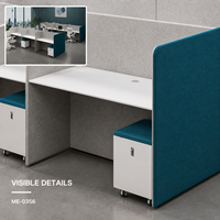 Poste de travail moderne en bois pour 3 personnes avec panneaux gris hauts et piliers de rangement mobiles pour bureaux à aménagement ouvert