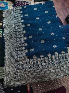 Exquisito Sari de Seda Vichitra con Borde de Zari y Pedrería, Combinado con Blusa a Juego - Elegancia Redefinida para Adultos - Product Image 3